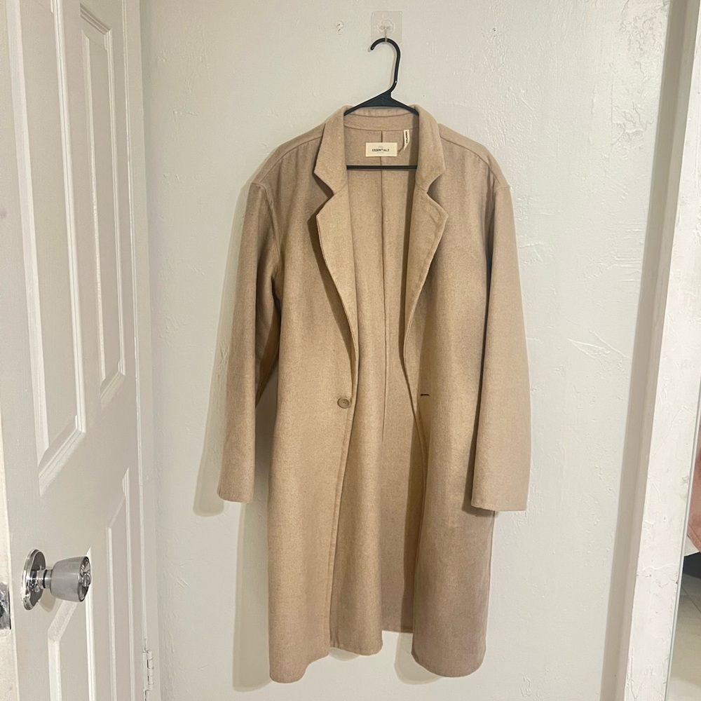 Men’s 2 pocket essentials fear of God trench coat in tan.